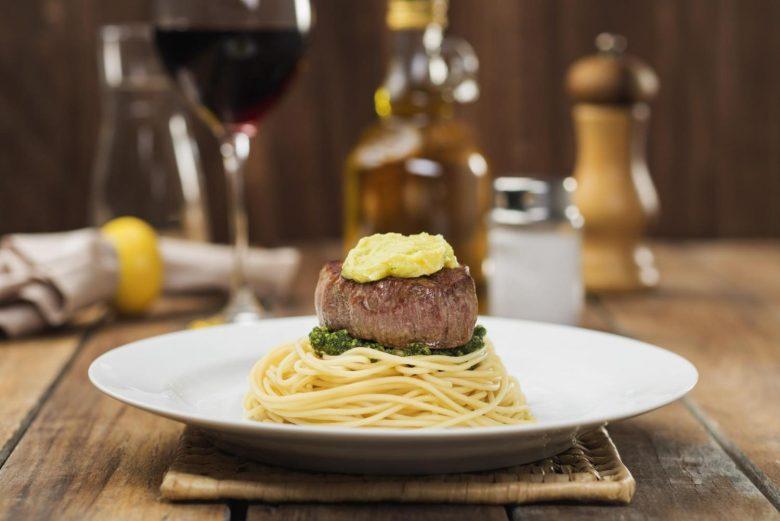 Filé com espaguete no molho pesto