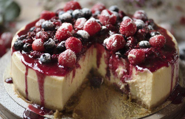 Torta de limão siciliano e frutas vermelhas