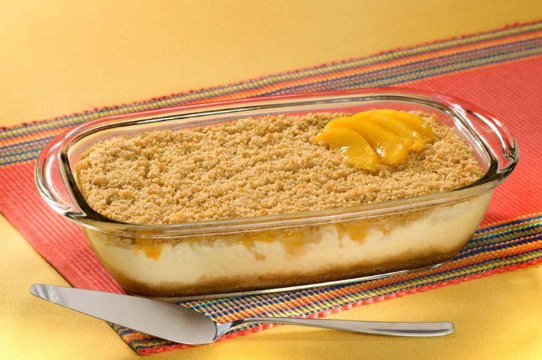 Bolo de farofinha com pêssego