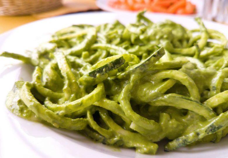 Espaguete de abobrinha ao molho pesto de manjericão