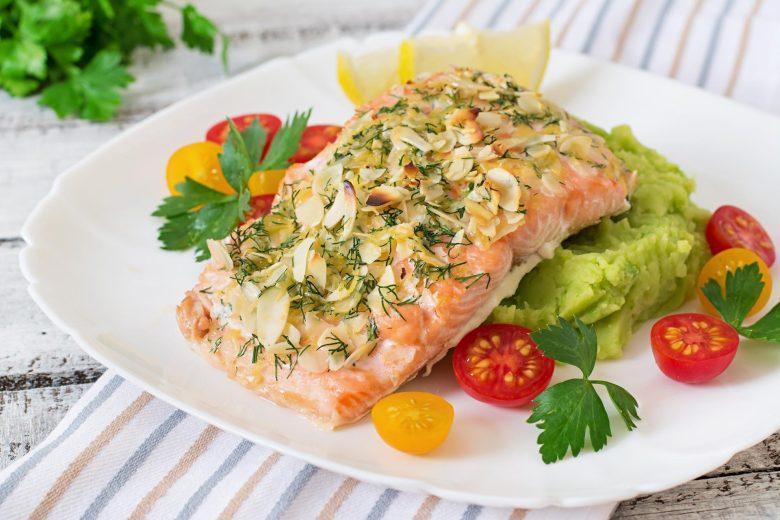 Salmão com crosta de macadâmia