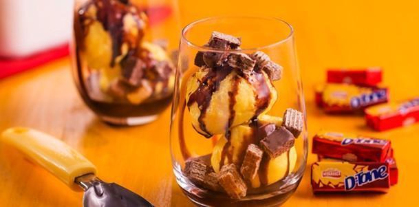 Taça de sorvete com biscoito recheado