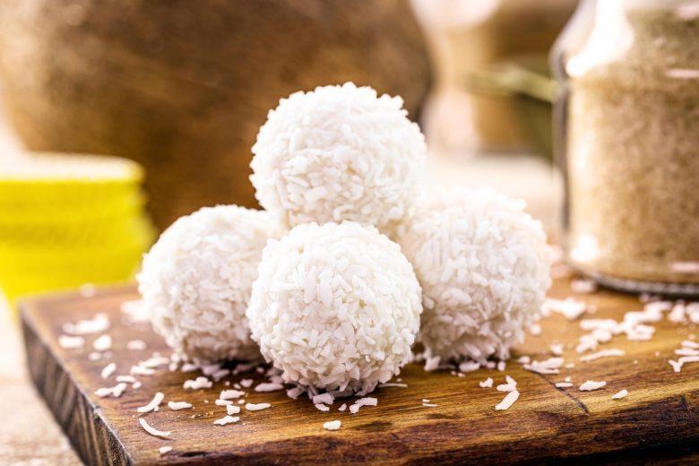 Bala de coco recheada na forminha