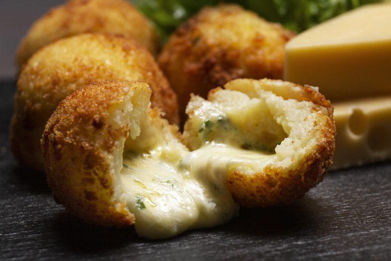 Bolinha de queijo com massa de batata