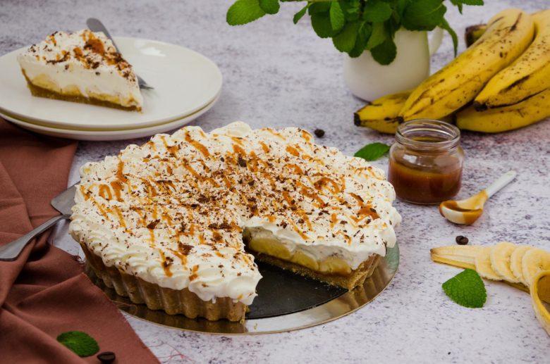 Torta de banana com recheio de doce de leite e cobertura de chantilly
