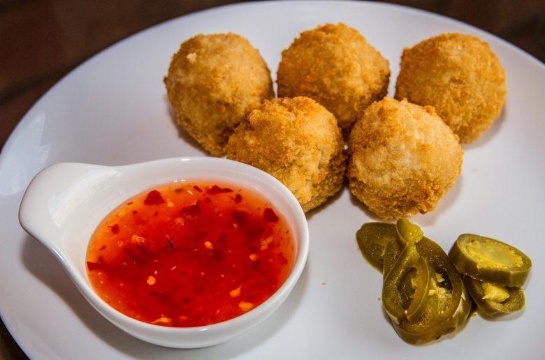 Bolinha de salame com queijo