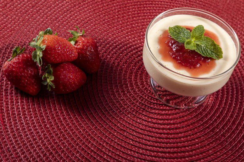 Mousse de iogurte com limão e morango