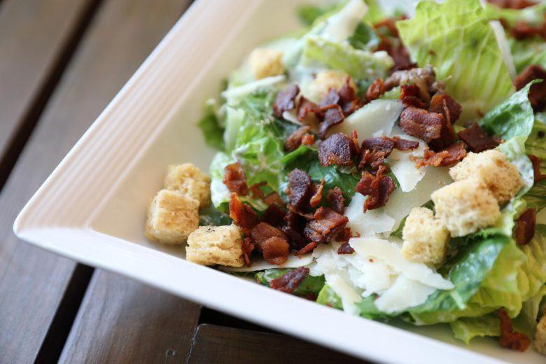 Salada com bacon especial