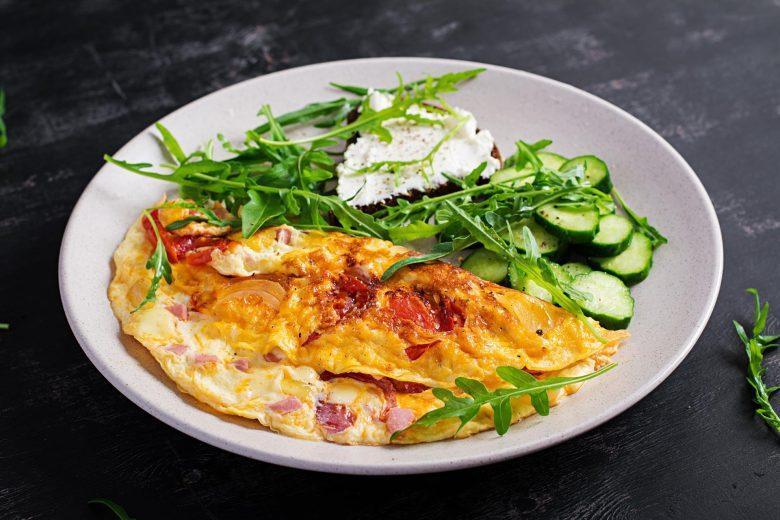 Omelete de linguiça e tomate