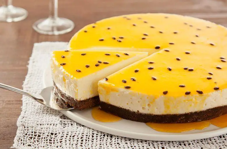Receita de Cheesecake com calda de maracujá - Comida e Receitas