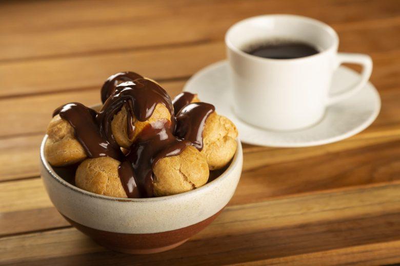 Profiteroles com molho de chocolate apimentado