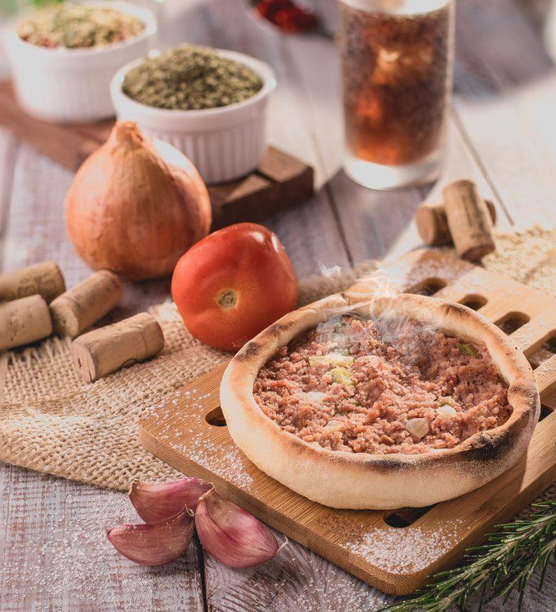 Esfiha aberta de carne moída