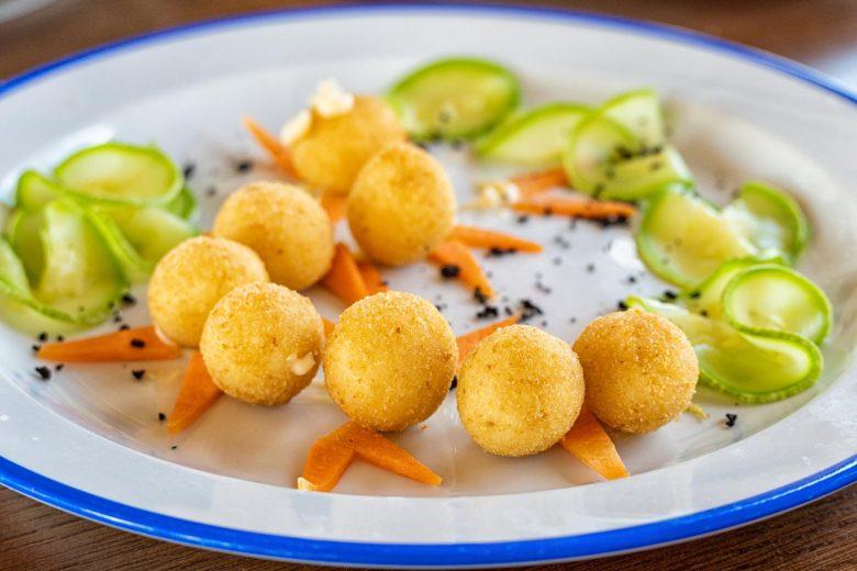 Bolinha de queijo recheada