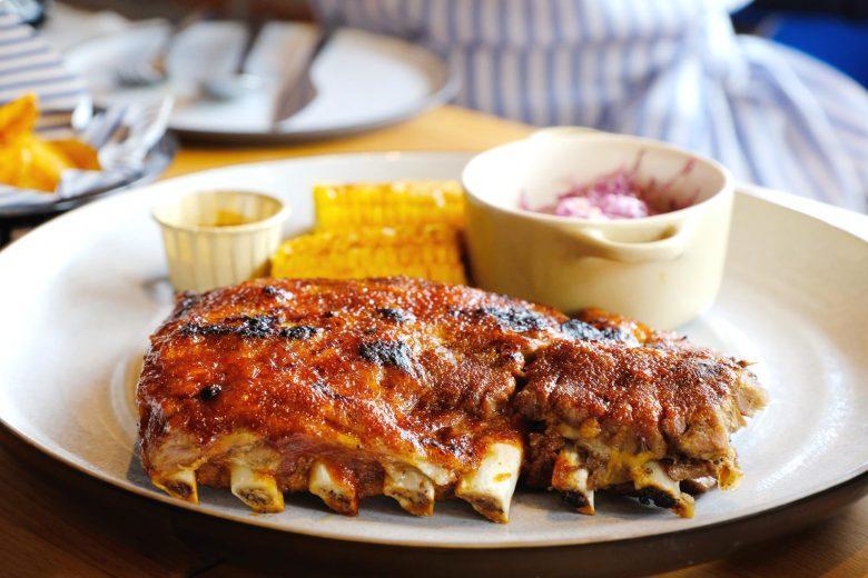 Costela de porco com molho barbecue