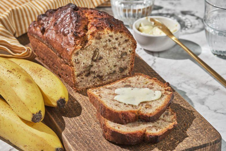 Pão de banana com nozes