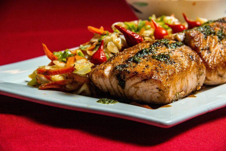 Salmão grelhado ao vinho tinto