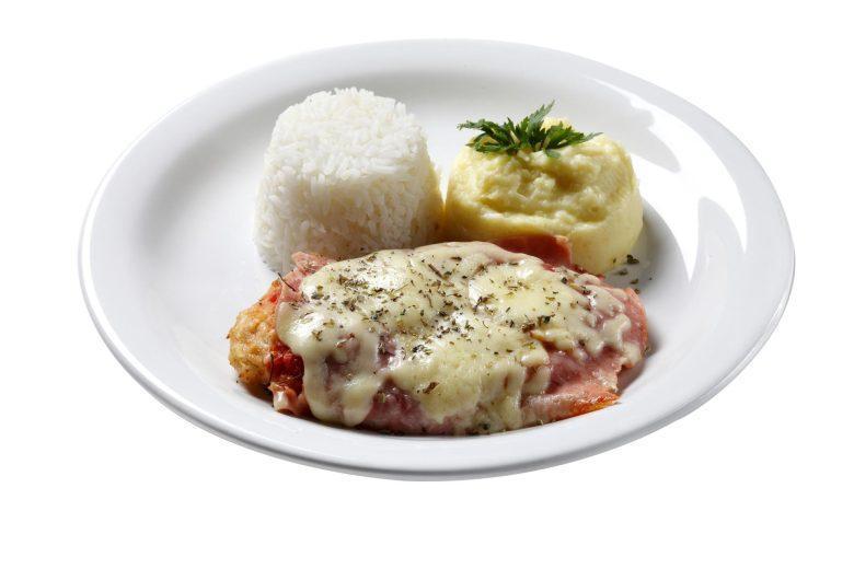 Bife à parmegiana com purê