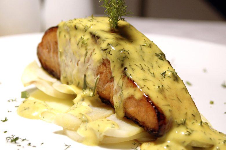 Salmão com mostarda e ervas