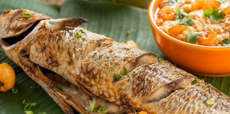 Peixe assado com recheio de pirão de camarão