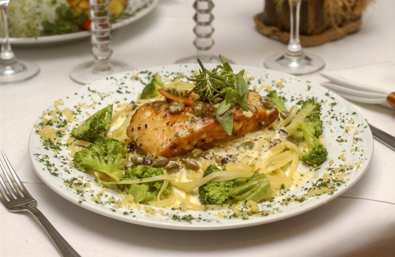 Salmão de forno com alcaparras