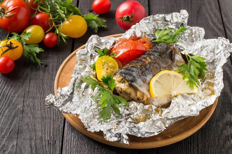 Peixe recheado no papel alumínio