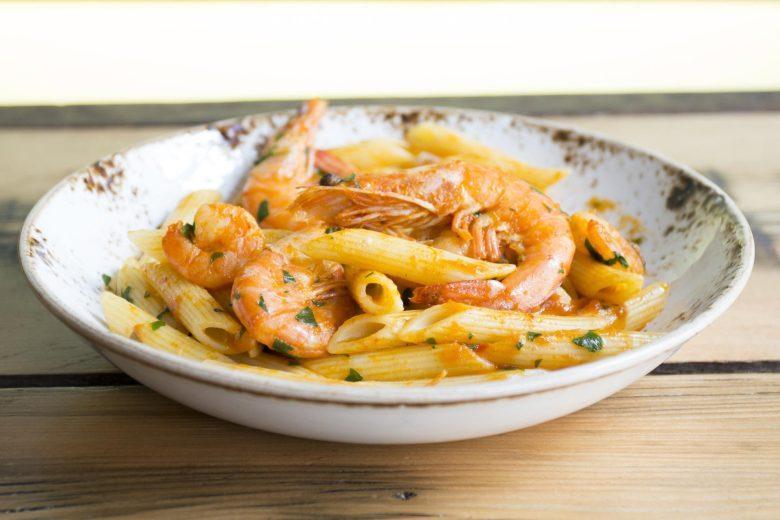 Penne ao molho de tomate e camarão