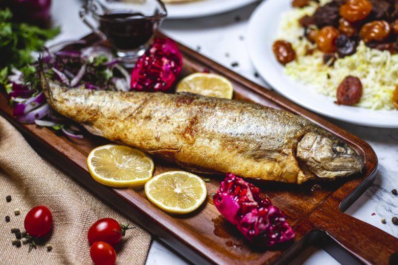 Peixe assado com molho de laranja