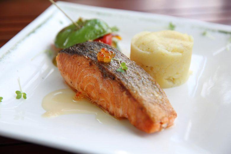 Salmão com ervas e purê