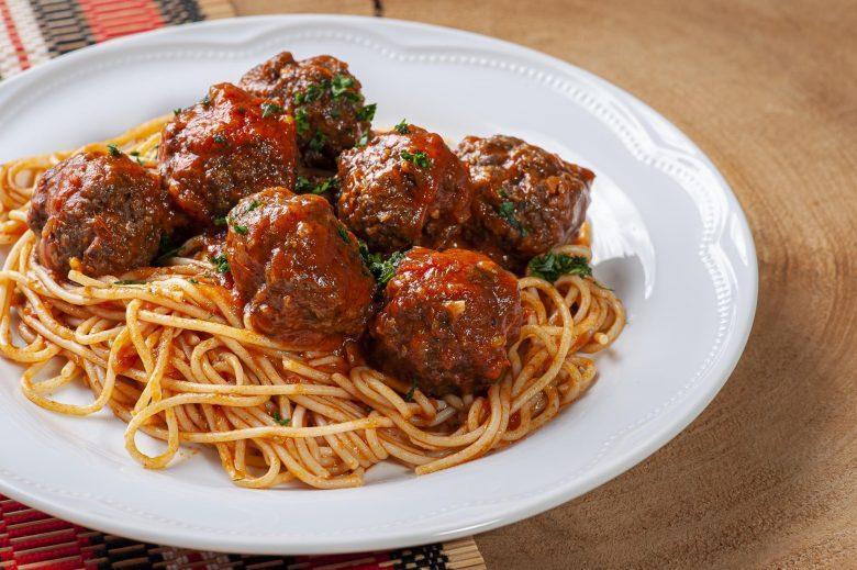 Almôndega ao molho de tomate e ervas finas