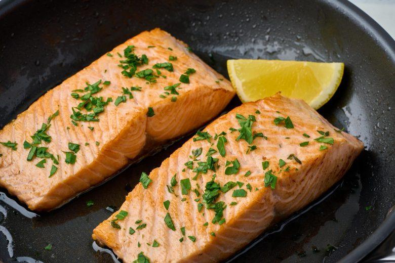 Salmão assado ao molho cítrico