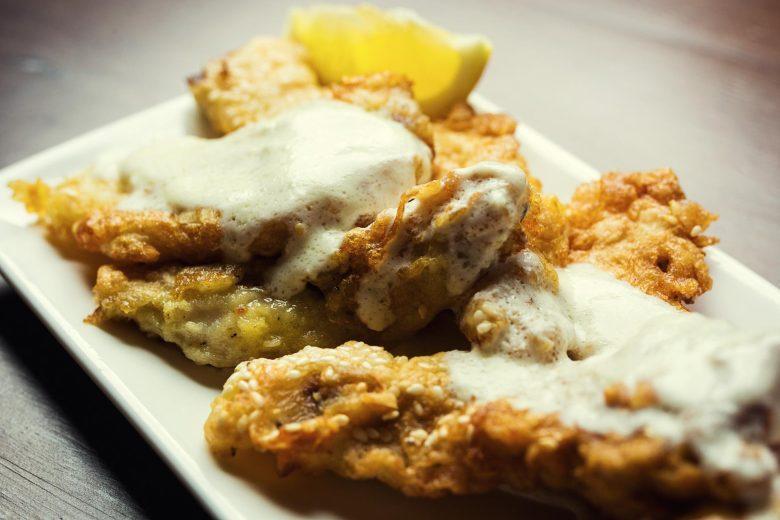 Peixe empanado ao molho branco e queijo