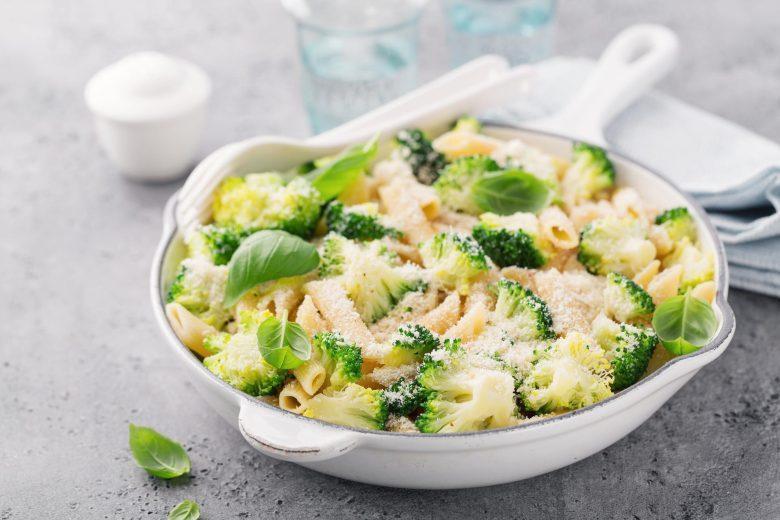 Penne com queijo e brócolis