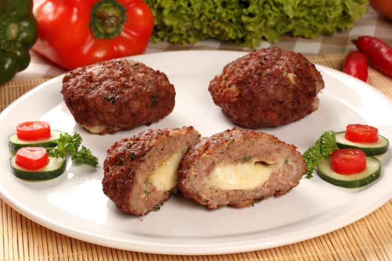 Bolinho de carne moída recheado