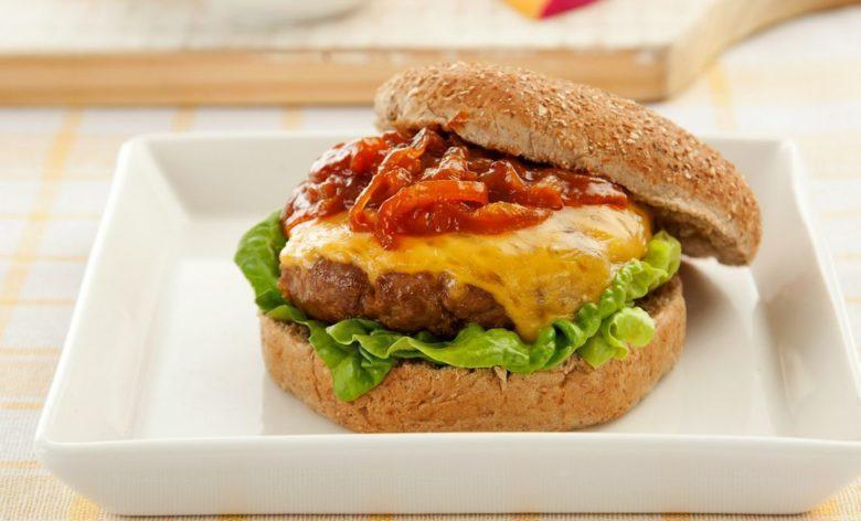Hambúrguer com queijo reino e molho de cebola caramelizada