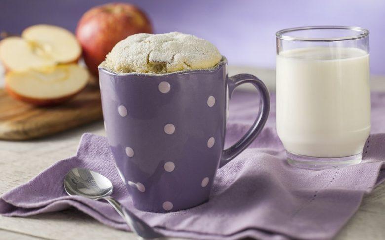 Bolinho de caneca de leite ninho com maçã