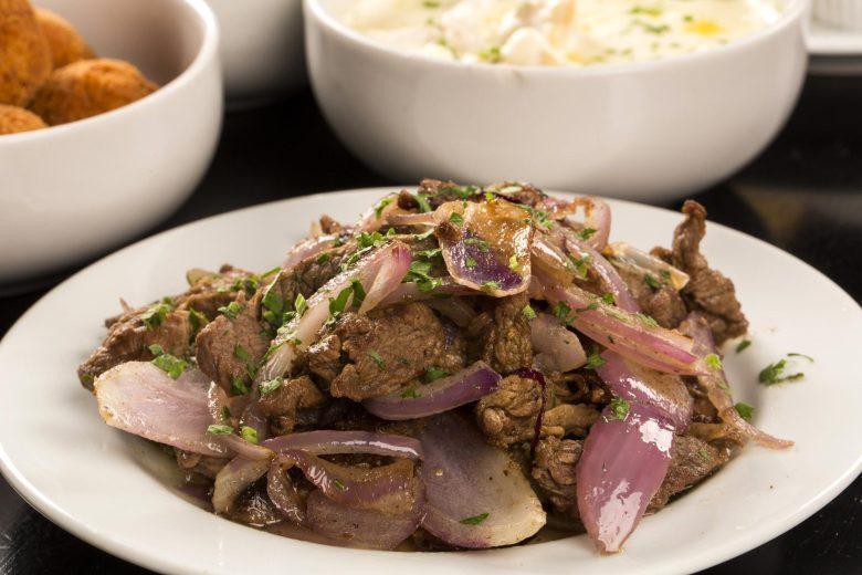 Carne com cebola