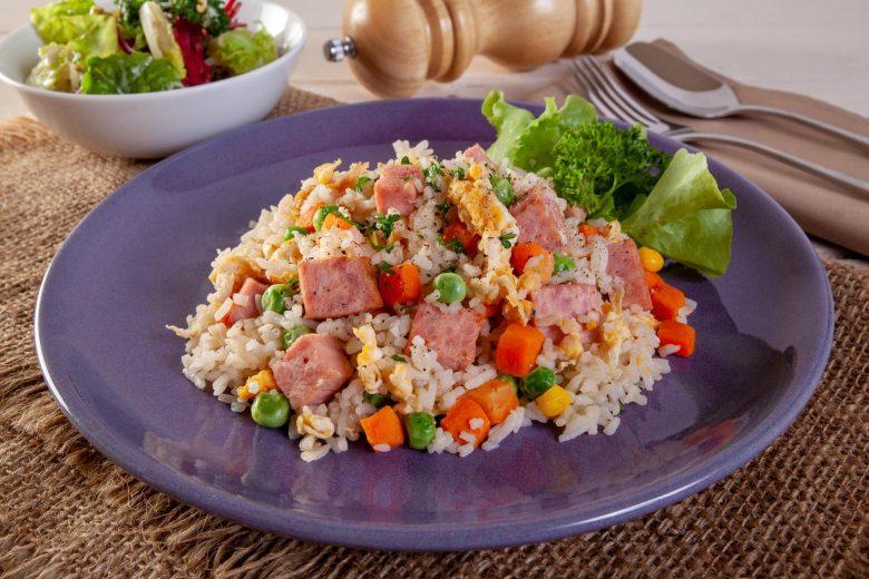 Arroz com seleta de legumes e linguiça ao forno