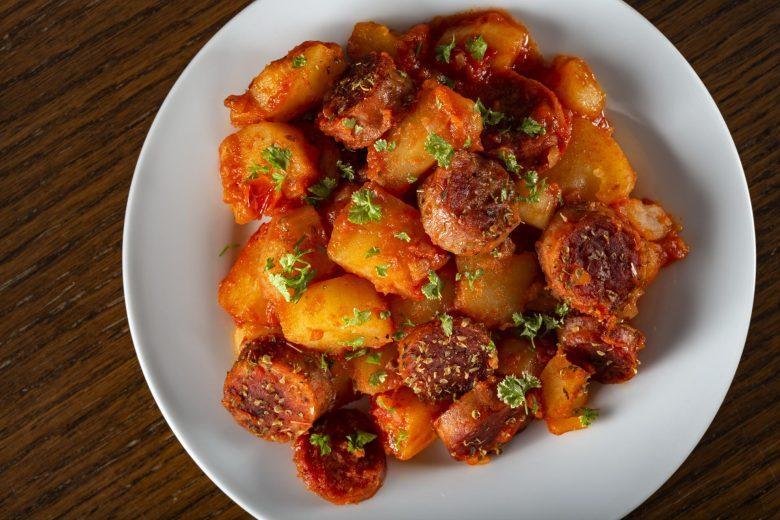 Linguiça ensopada com batata
