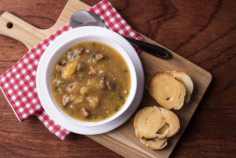 Caldo de mandioca com linguiça