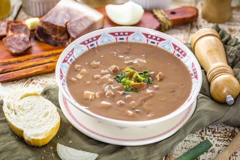 Caldo de feijão com torresmo