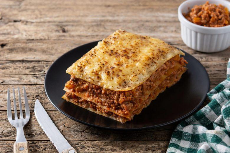 Lasanha de carne moída com queijo e presunto