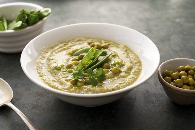 Sopa de ervilha com pãozinho torrado