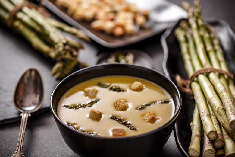 Sopa de aspargos cremosa