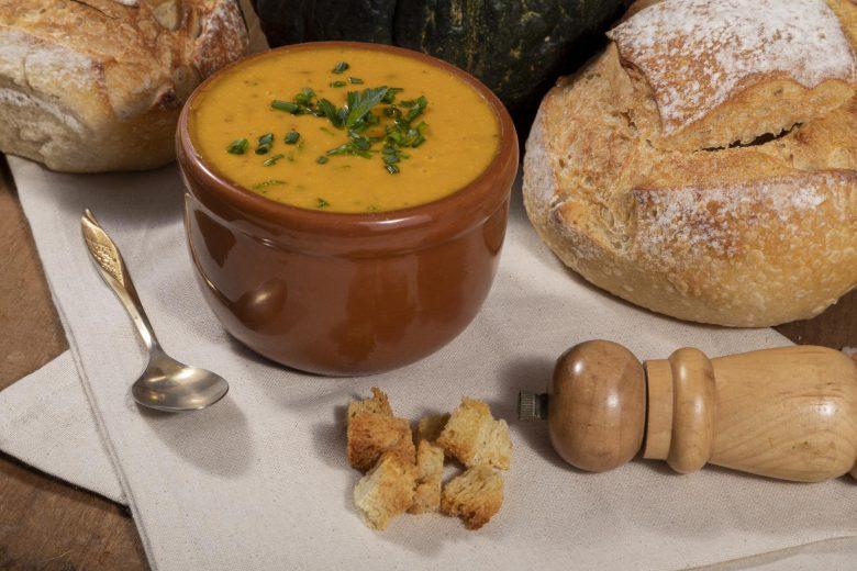 Caldo cremoso de abóbora e frango