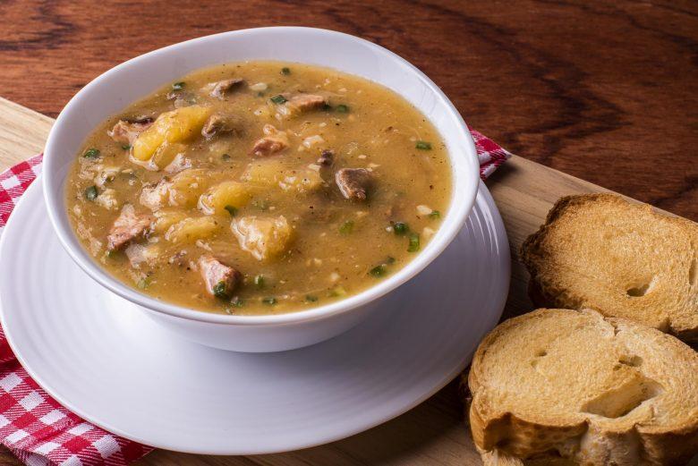 Caldo de mandioca com carne