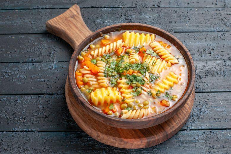 Sopa de macarrão com molho de tomate