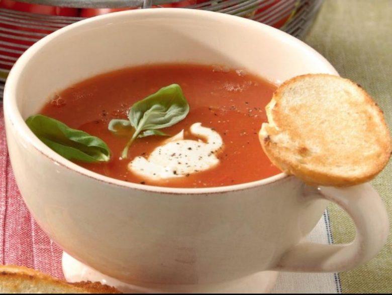 Sopa de tomate e manjericão