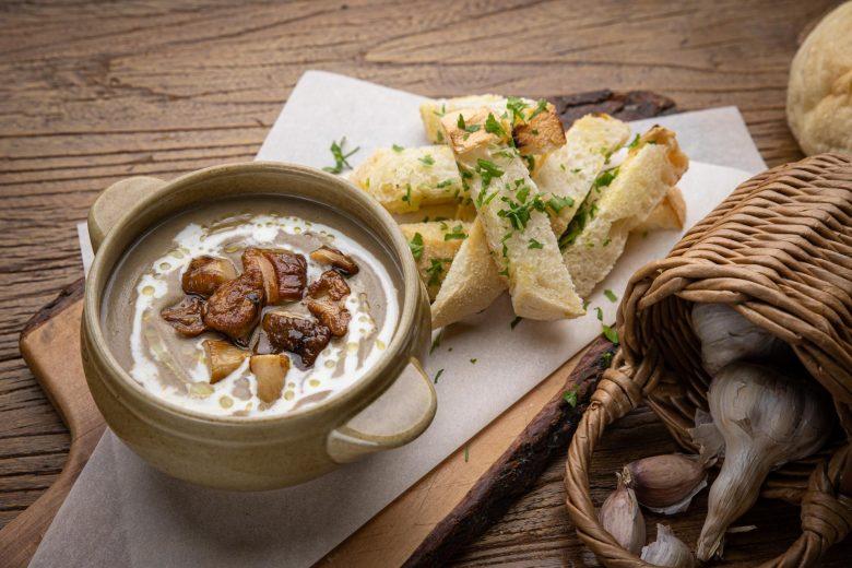 Sopa de cebola, alho e gengibre