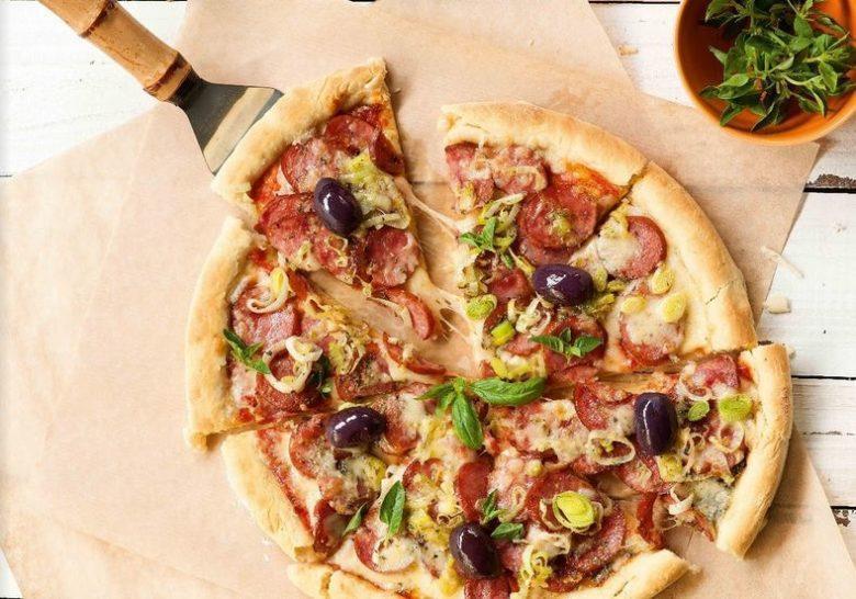 Pizza com recheio de calabresa, alho-poró e mozarela