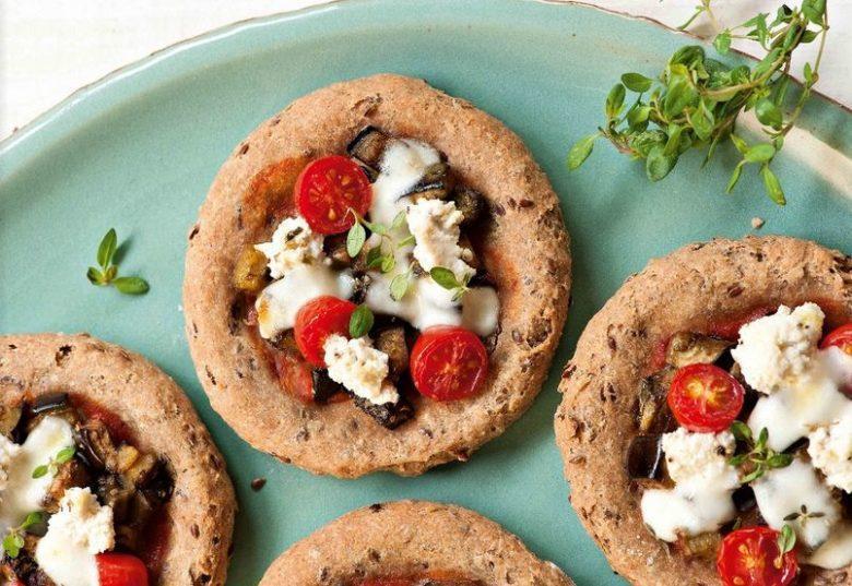 Pizza integral com recheio de berinjela, ricota e mozarela